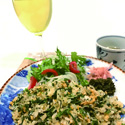 ワイングラス1杯の上煎茶と茶チャーハン(こだわりのチリメンジャコ、茶葉、卵)